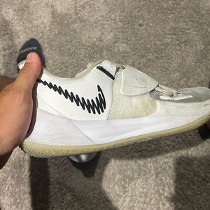 Kyrie Low Basketball Shoes